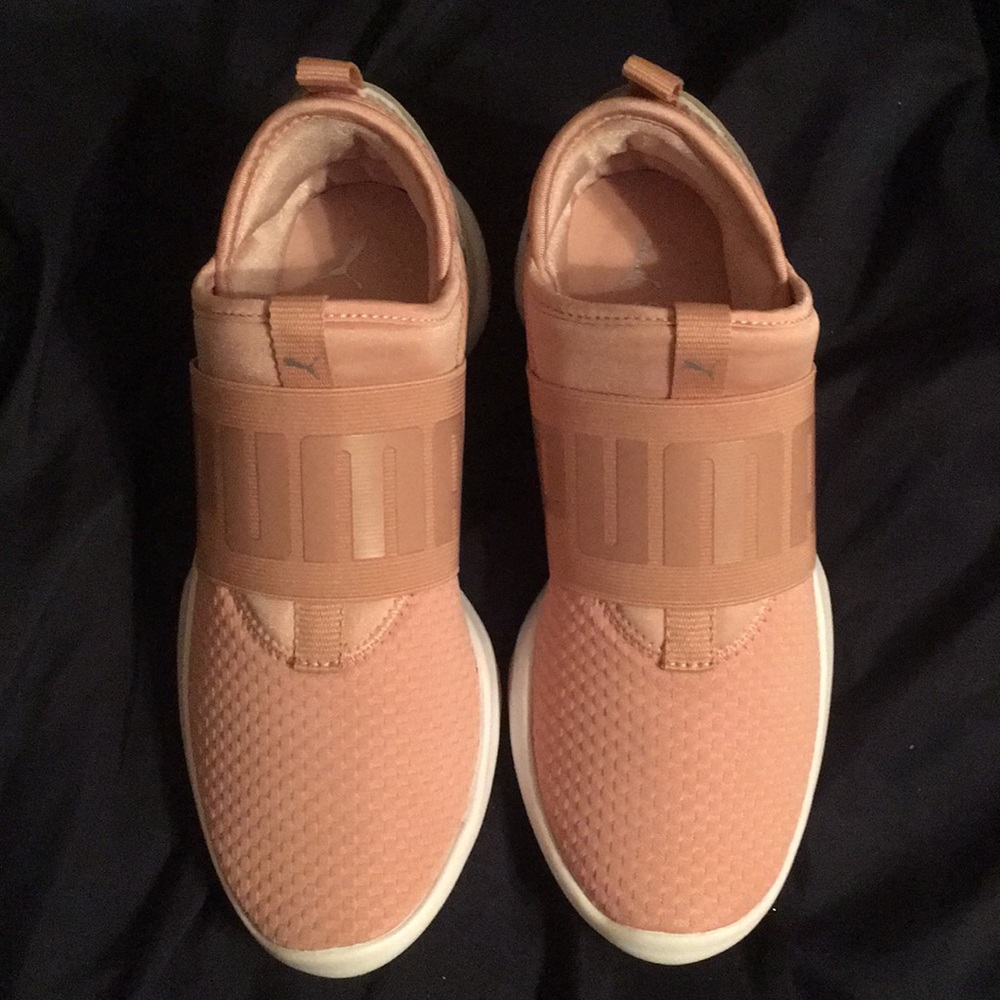 Mauve pumas NWOT